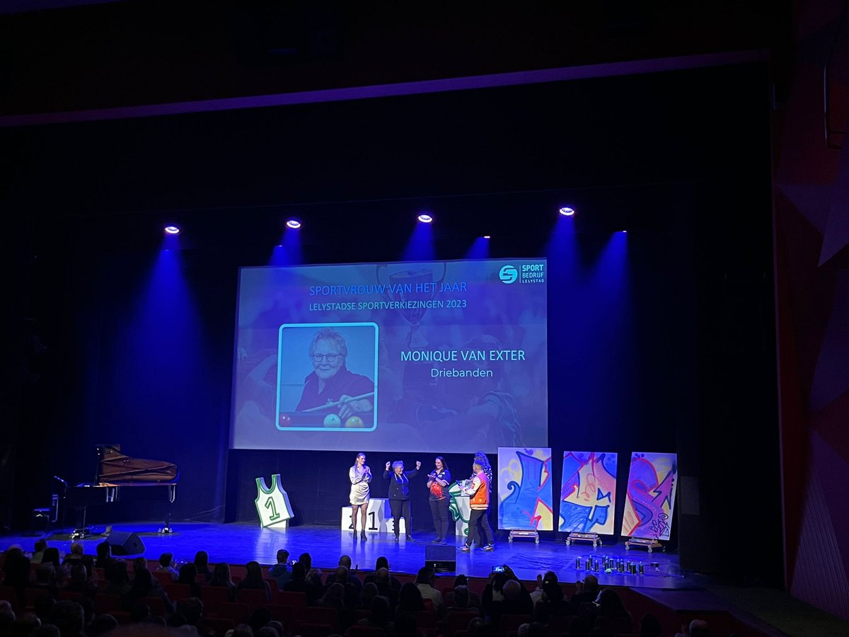 VVDLelystad's tweet photo. Wat een feest! Alle winnaars van de Lelystadse #Sportverkiezingen2024 van harte gefeliciteerd! 🥳 Mooi evenement van @SportinLelystad, waar sporters uit @gem_Lelystad terecht in het zonnetje worden gezet. #sport #Lelystad #sportbedrijf #gezondheid #fitheid #VVD https://t.co/rC4BY9s0Kt