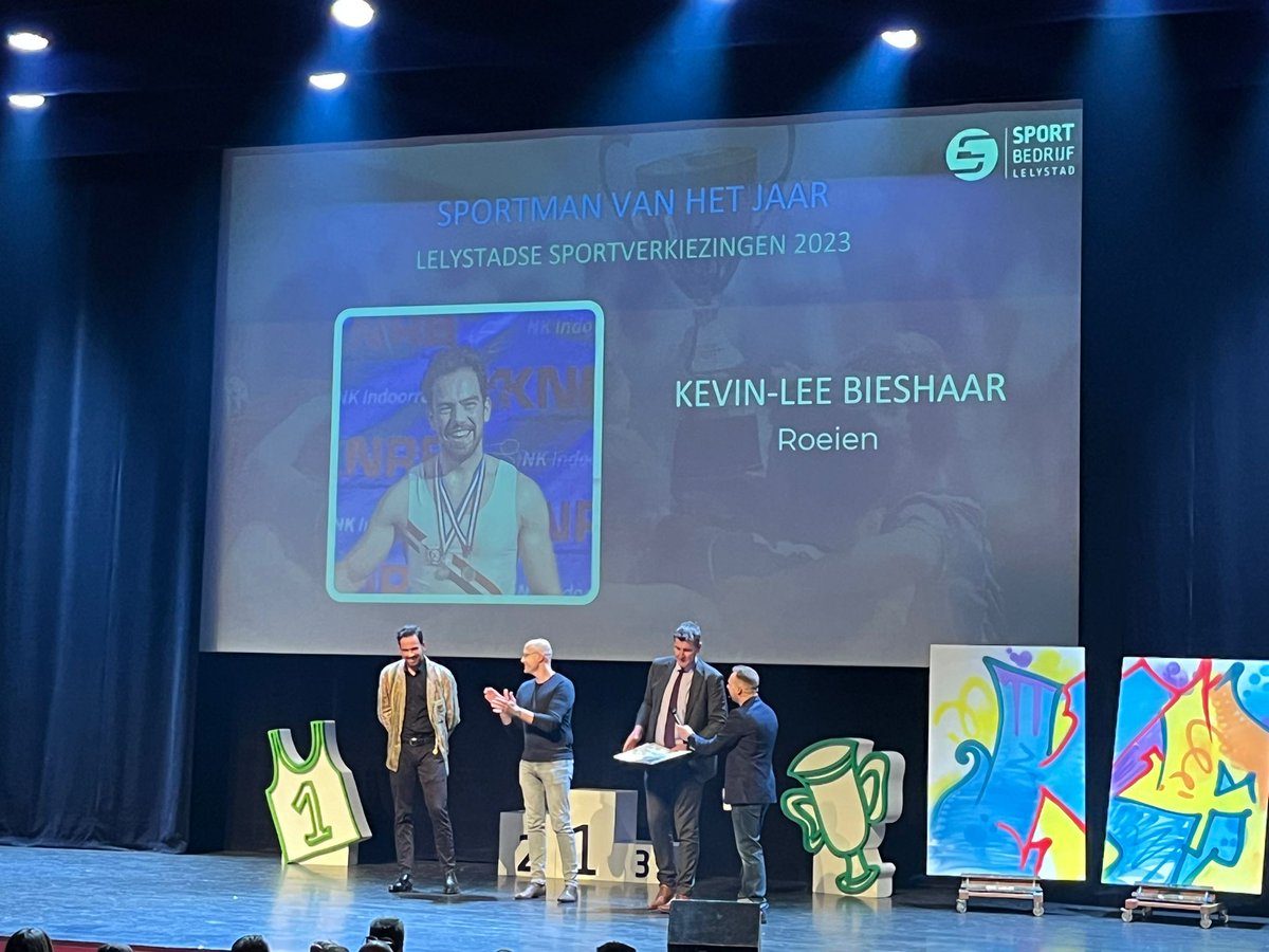 VVDLelystad's tweet photo. Wat een feest! Alle winnaars van de Lelystadse #Sportverkiezingen2024 van harte gefeliciteerd! 🥳 Mooi evenement van @SportinLelystad, waar sporters uit @gem_Lelystad terecht in het zonnetje worden gezet. #sport #Lelystad #sportbedrijf #gezondheid #fitheid #VVD https://t.co/rC4BY9s0Kt