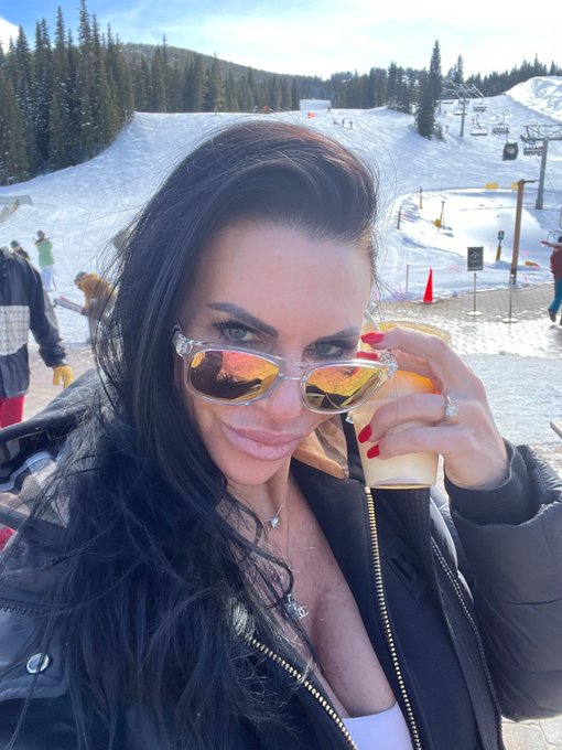 Mummi is having fun Mountain Time! Happy people here for sure 🥰⛷️💋#coppermountain #momlife https://t<a href="/tag/momlife"class="tags"><span>#momlife</span></a><a href="/tag/coppermountain"class="tags"><span>#coppermountain</span></a>