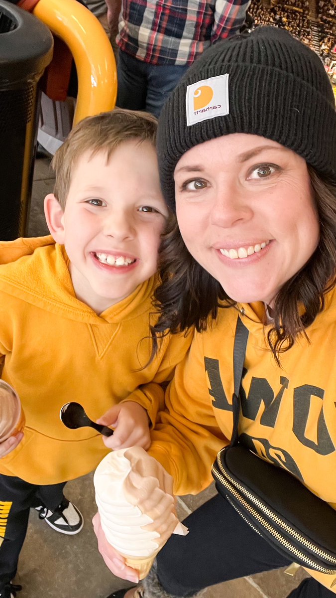ShannaHelmke's tweet photo. Still had to get a Carver Cone even in below freezing temperatures 🍦#FightForIowa #carvercone #GoHawks https://t.co/h5CxcXkmOr