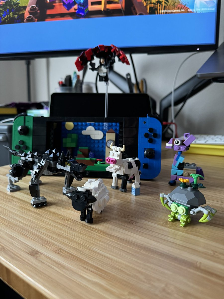 oracle_chick's tweet photo. My @LEGOFortnite builds designed by @BrickinNick - these certainly brighten up my desk and keep my spirits high all day long. #yeslego #legoislife 💜 https://t.co/dD3AsAB2nk