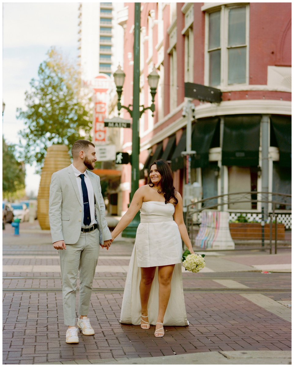 jevnnette's tweet photo. my first elopement shot on 120 film. i love love 🥹🫶🏼 https://t.co/K4DroArkA6