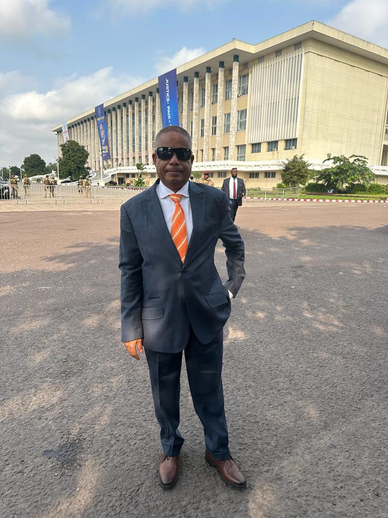 7Ledia7's tweet photo. [#RDC : Jean Claude #Muyambo à l'investiture d ela fraude électorale 🤣🤣👇👇 J'aimerais pas qu'il m'insulte,placez juste un mot !
Mina lewa 👇🤣🤣👇👇🤣🤣👇] https://t.co/tbIiD1f8eD