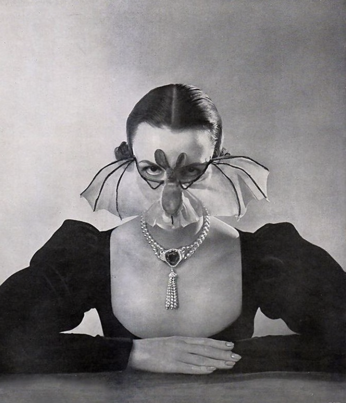 VOODOOBABY8's tweet photo. "Hello, and welcome to Voodoo Baby TV news." She turned up for an audition for a TV channel we don't even have. Stupid old bat! #batface #vintagehorror #bmovies #bats #horror #horrormovies #weirdstuff #scary #retrohorror #zine #zinester #fanzine #horrorzine #humor https://t.co/2e2J5G4IN9