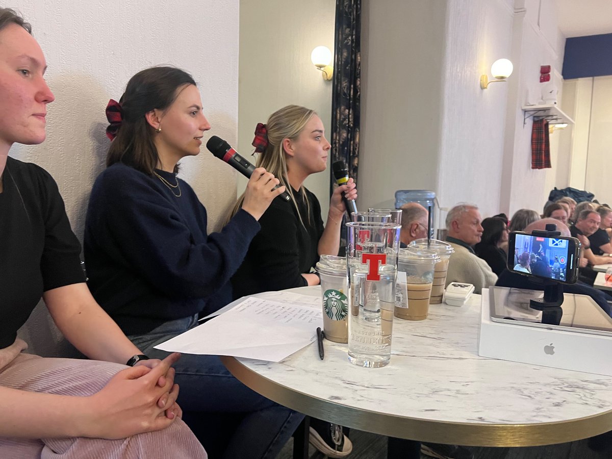 HeriotWattBSL's tweet image. Proud to see our 4th yr students providing the BSL&amp;gt;ENG interpreting for the Robert Burns quiz night at @DeafAction #CommunityEngagement #situatedlearning #BSL @HW_CTISS @HW_LifeinLINCS