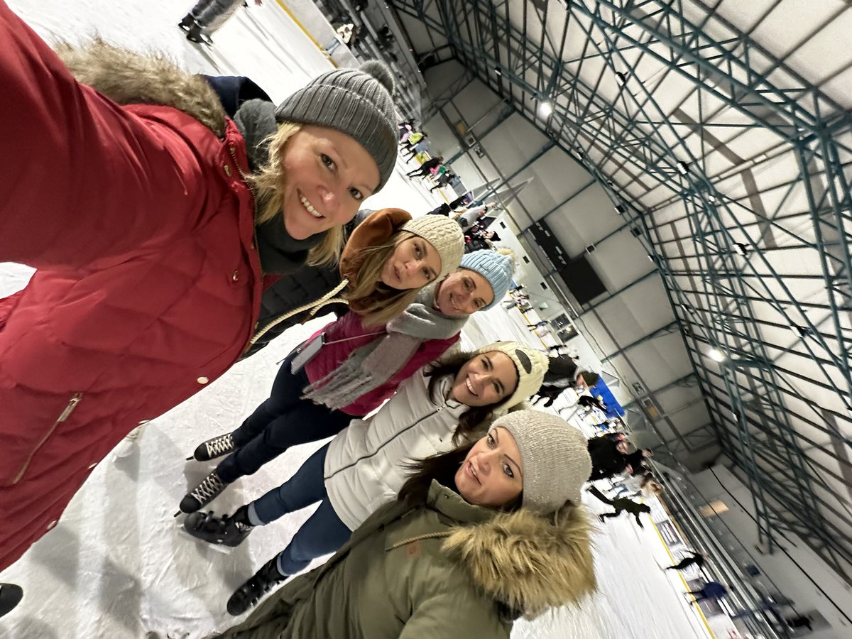 Tonight is Icerink Night⛸️ in Hungary🇭🇺. We did not miss this opportunity with my friends! I hope many will have much fun skating tonight.