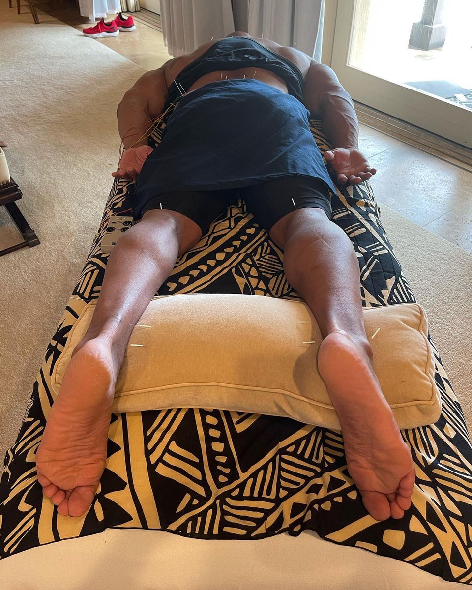 A ver cual de ustedes enanos me da un buen masaje.