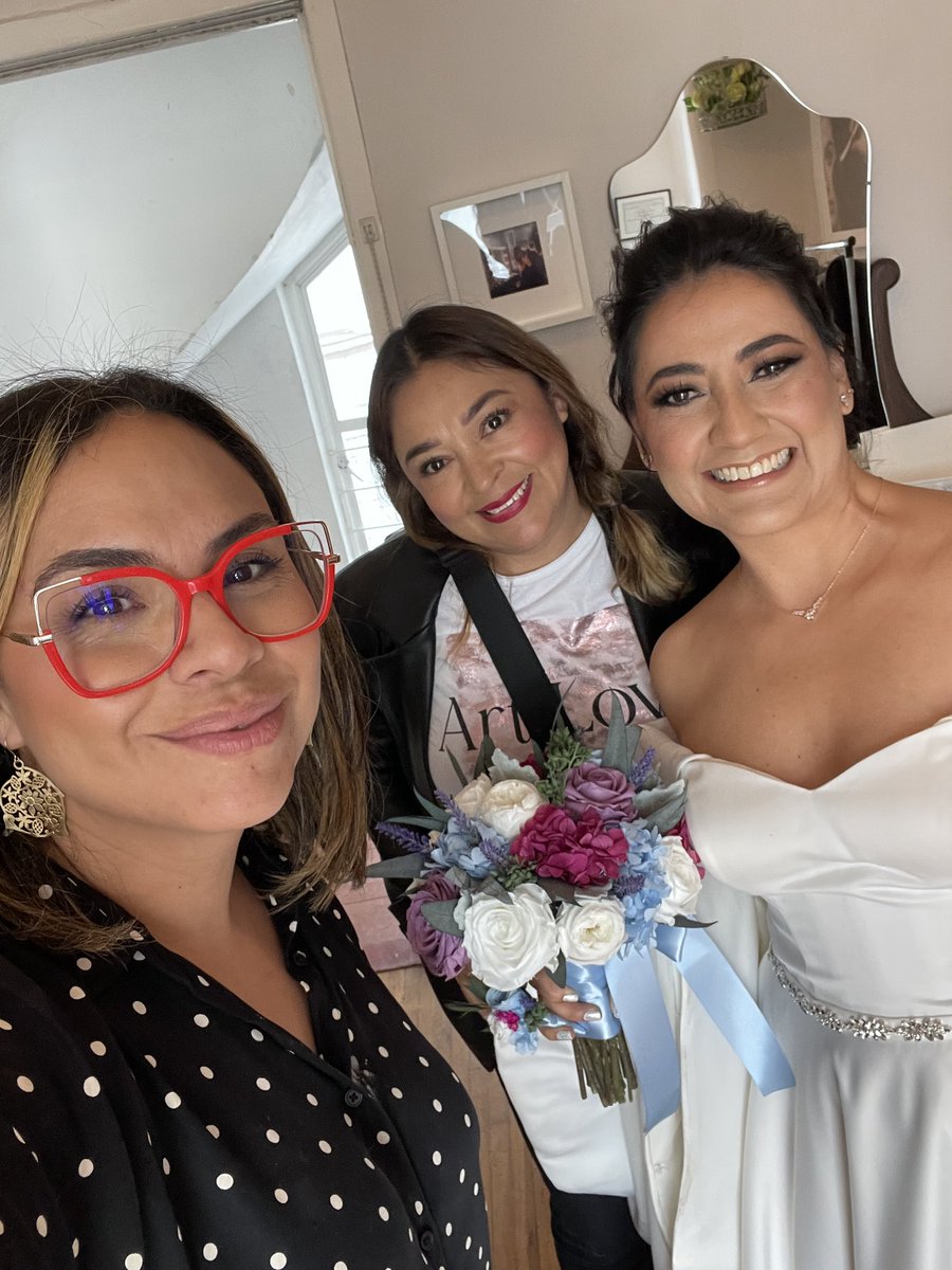 lazamarron's tweet photo. Hoy tuvimos a la primera novia que se arregla en el estudio de @Bigapplemakeup 💕 y obvio me convertí en fotógrafa temporal https://t.co/fK9LMJNFyc