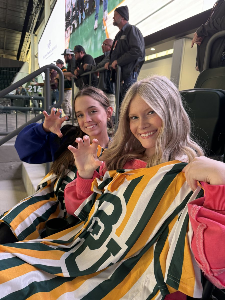 sweeetcarolinne's tweet photo. Future Bears! #SicEm https://t.co/1ghADSgFwk