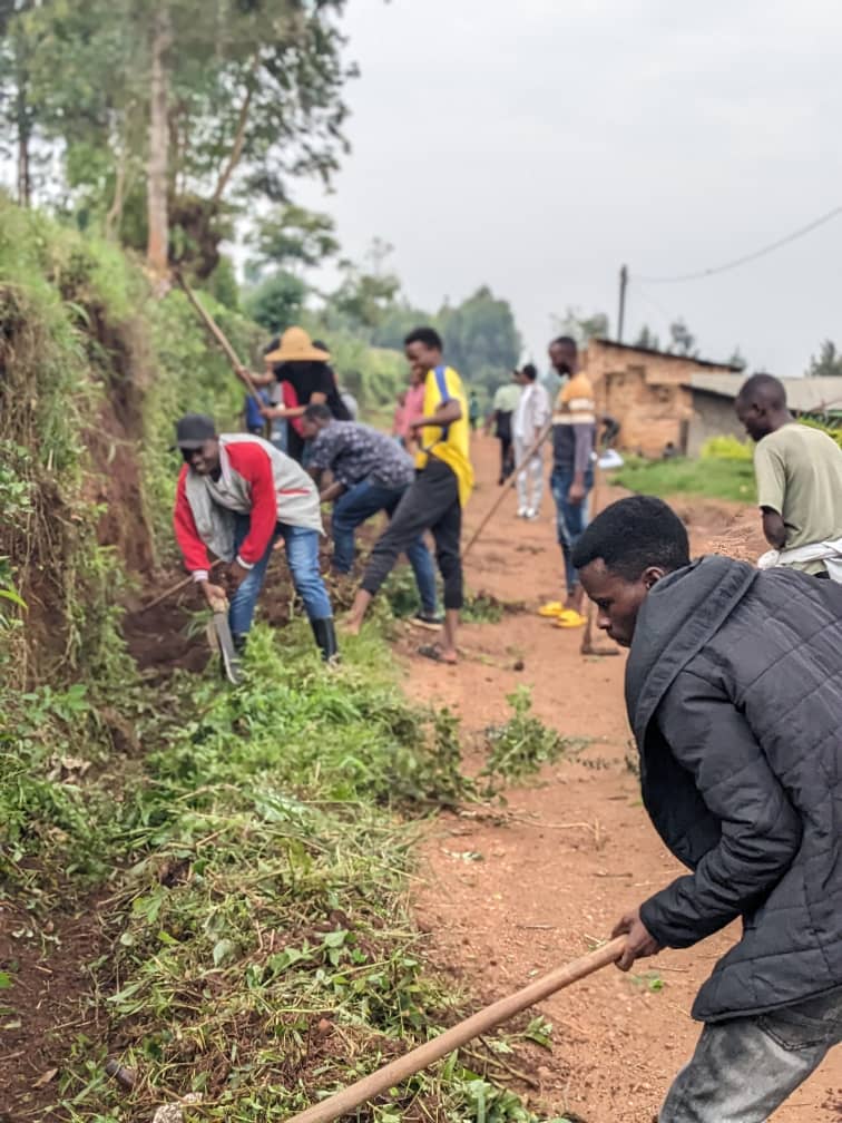 HealthForCommu1's tweet image. In this Heroes period, Today was amazing day where @URHuyeSWA , @HealthForCommu1 , Urunana Village , Tumba NYC, UR Social Work Lecturers did community work and supporting young babies who live alone at home from Village Urunana
We are kindly appreciate everyone&apos;s contribution