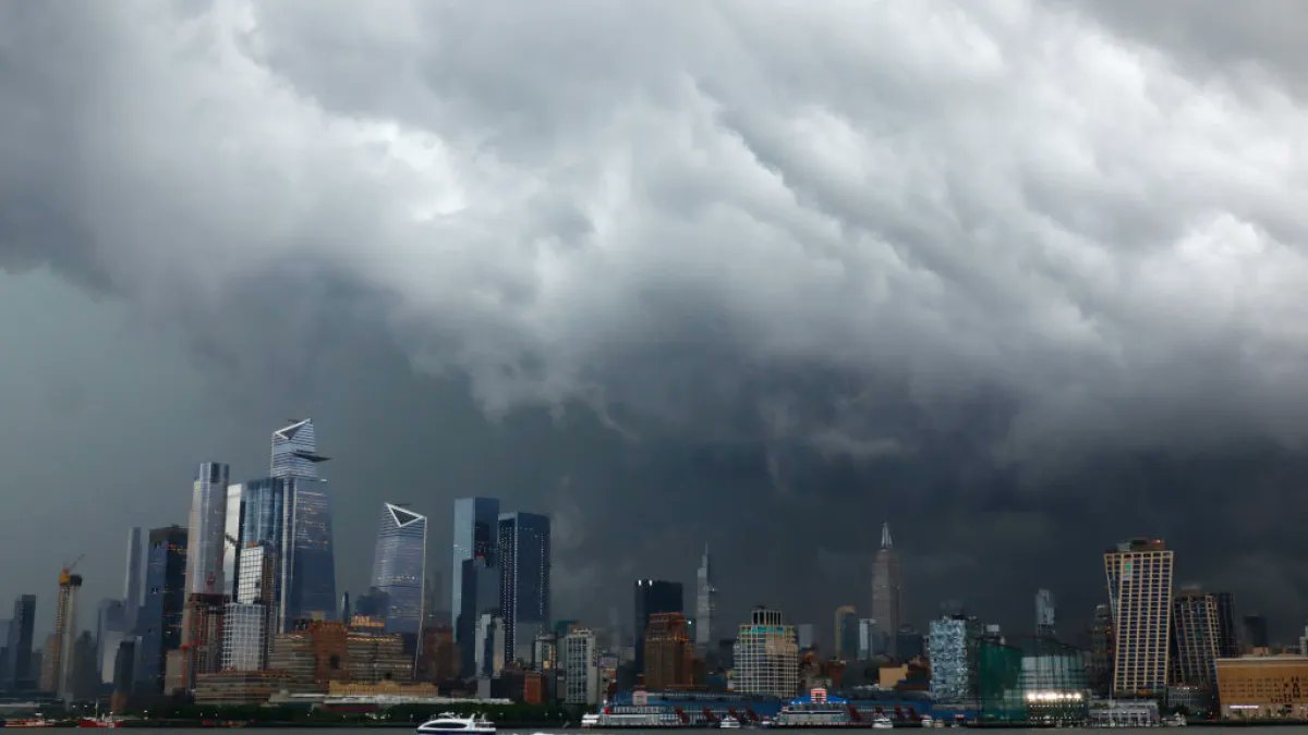 PViewd's tweet photo. Hey Peaches! Important #WeatherAlert It appears that a massive Thunda storm is headed our way on Weds. Expect high winds, and extremely loud Thunda. In fact if you listen very closely, you can hear the wind already...'oo wow oo wowwa wow oo.......'😎 https://t.co/8VrYLNDxAk