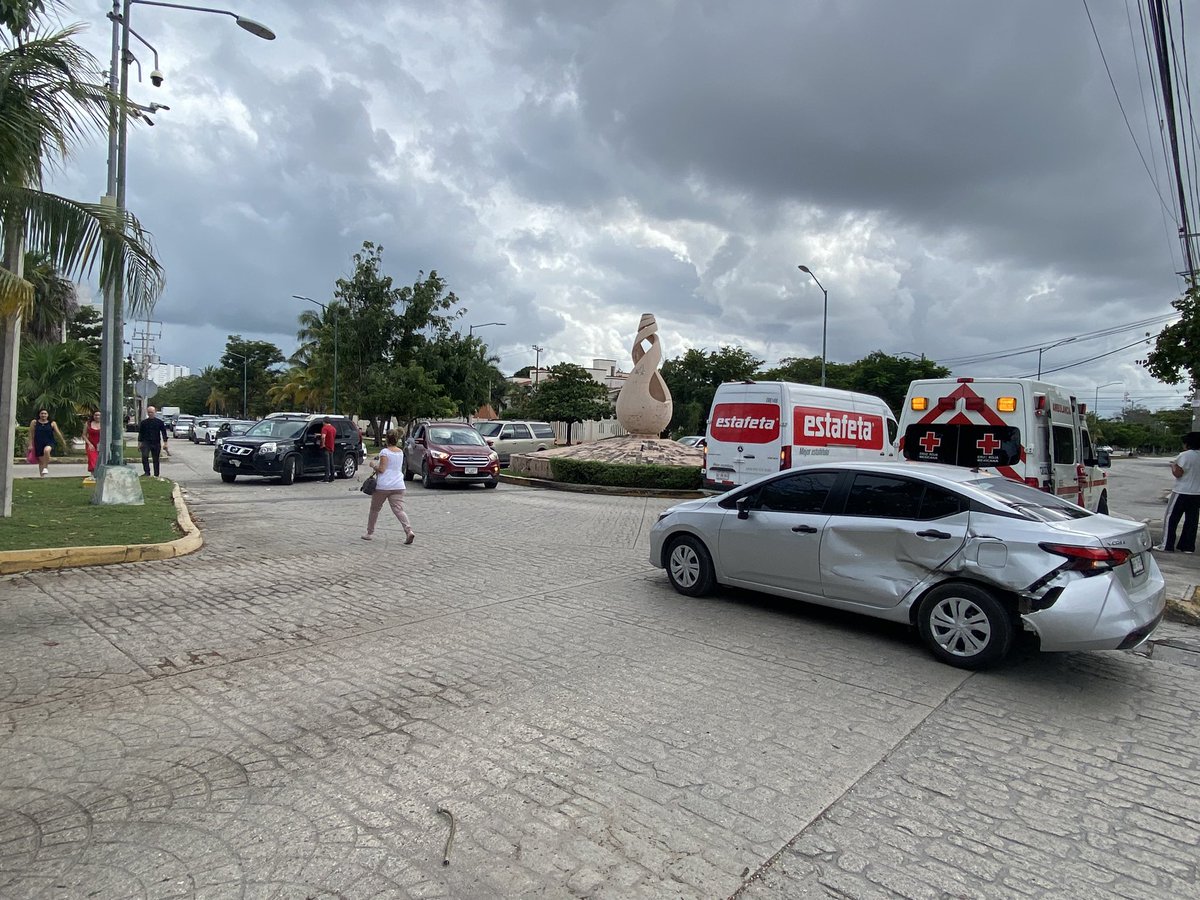 danisprime's tweet photo. Precaución choque calle entre costco y oficinas grupo sipce @VivoEnCancun https://t.co/NUVgRdQV4H