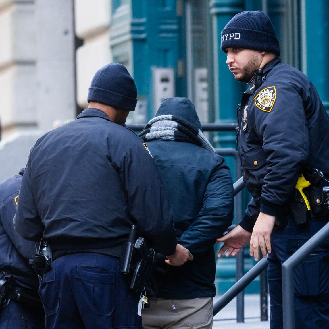 LaPuercaylor's tweet photo. Un posible acosador fue detenido el día de hoy afuera del departamento de Taylor  en Nueva York https://t.co/NIRMptaHek