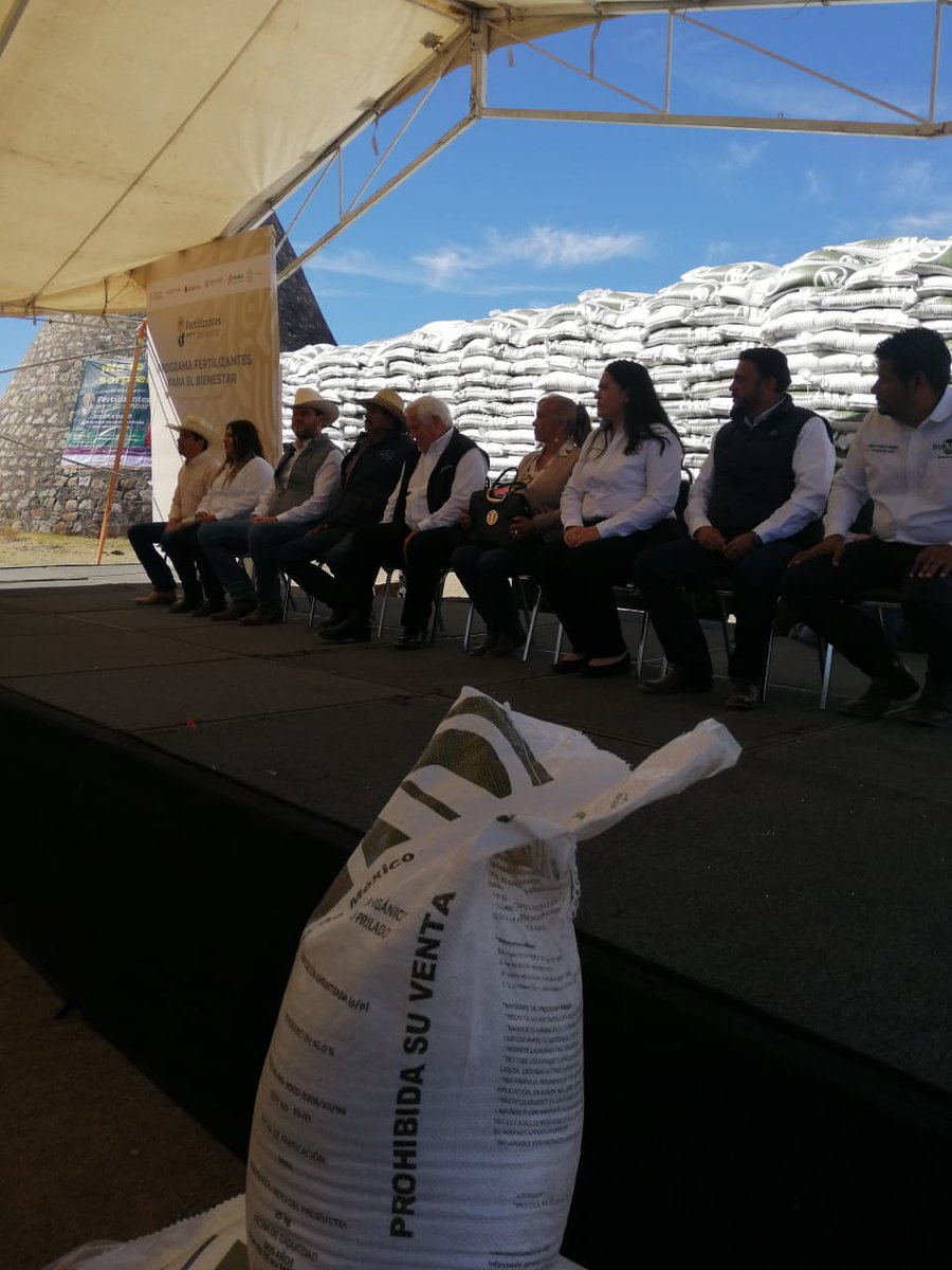 Agricultura_mex's tweet photo. En #Durango se anuncia el inicio de la entrega de insumos del programa #FertilizantesParaElBienestar.

En #2024, se entregarán 24 mil toneladas de fertilizantes a 40 mil 200 productores y productoras de la entidad, beneficiando 78 mil hectáreas.
#HéroesDeLaAlimentación https://t.co/Kv4a0cxePL