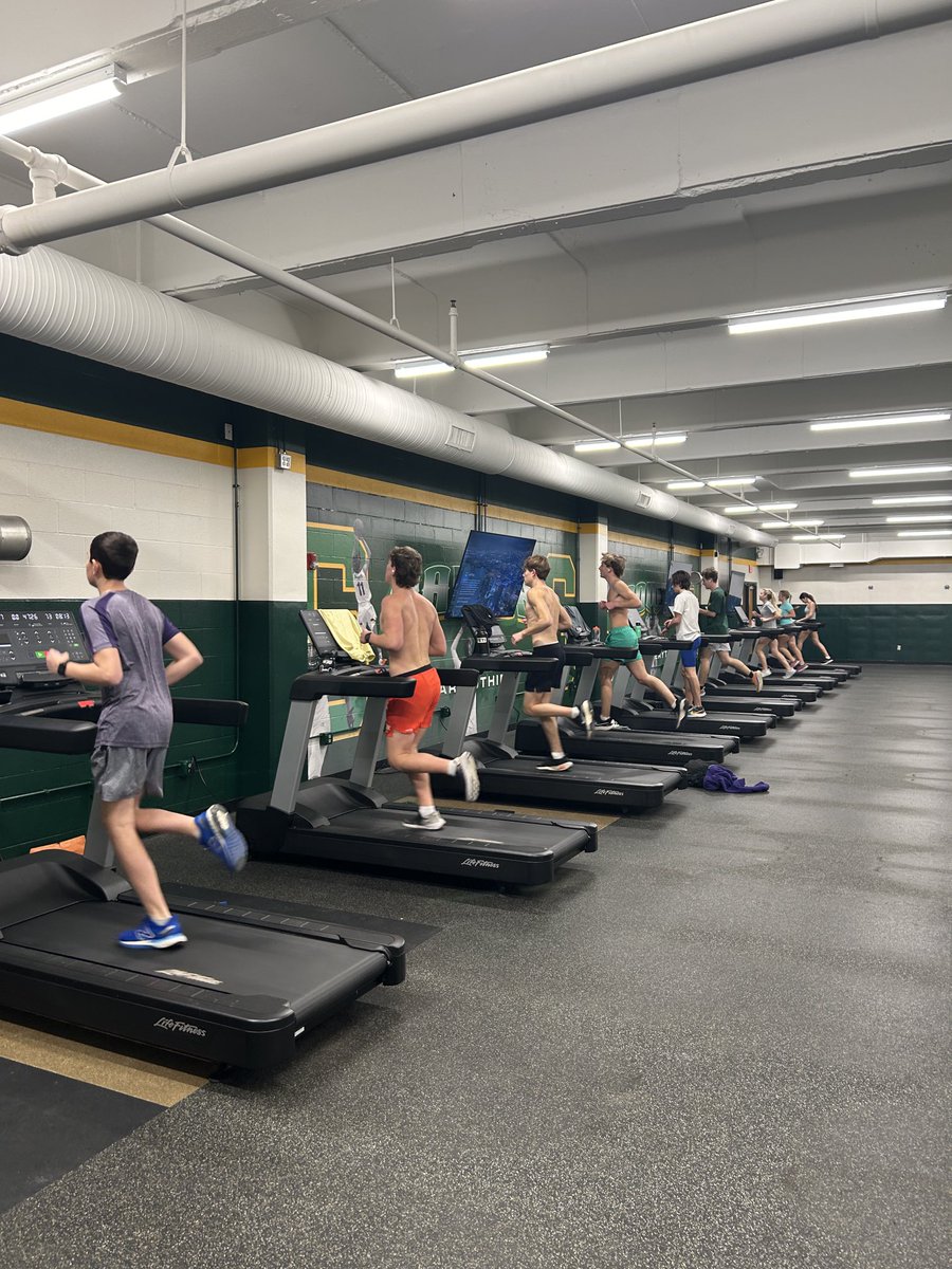 sms_tf's tweet photo. Grateful to @SMSouthTDain @SMSRaidersAD for the treadmills in our fitness center. Such a great tool on these cold winter days for the #RaiderRunners https://t.co/be5VE0LMJF