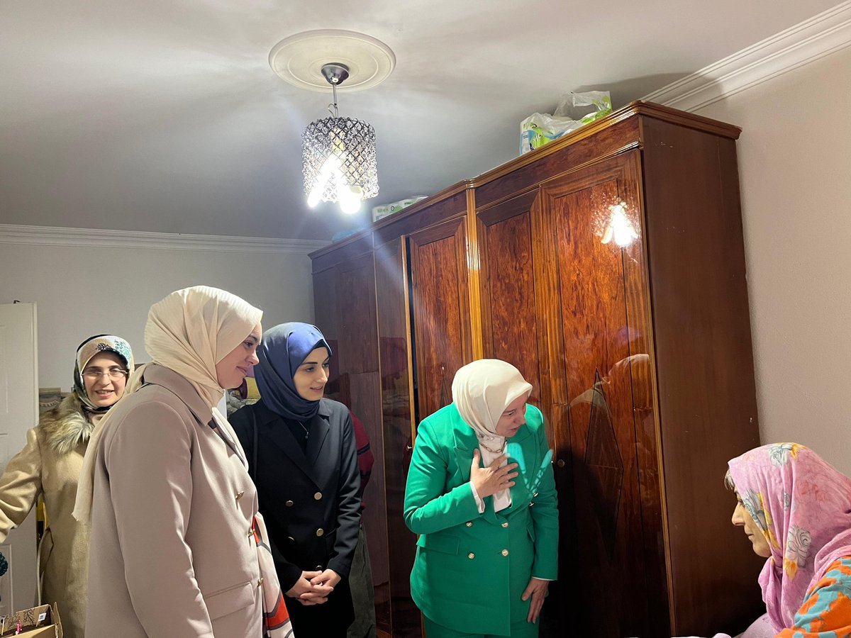 akkadinbursa's tweet photo. Sosyal Politikalar Birim Başkanlığımız tarafından düzenlenen"Gönül Köprüsü"projesi kapsamında,Genel Merkez Kadın Kolları Teşkilat Başkanımız Emine Yavuz Gözgeç,Başkanımız İmren Çavuşoğlu, Yıldırım İlçe Kadın Kolları Başkanımız Fatma Zehra Yekeler Gülizar teyzemizi ziyaret ettiler https://t.co/YFl3LcompN