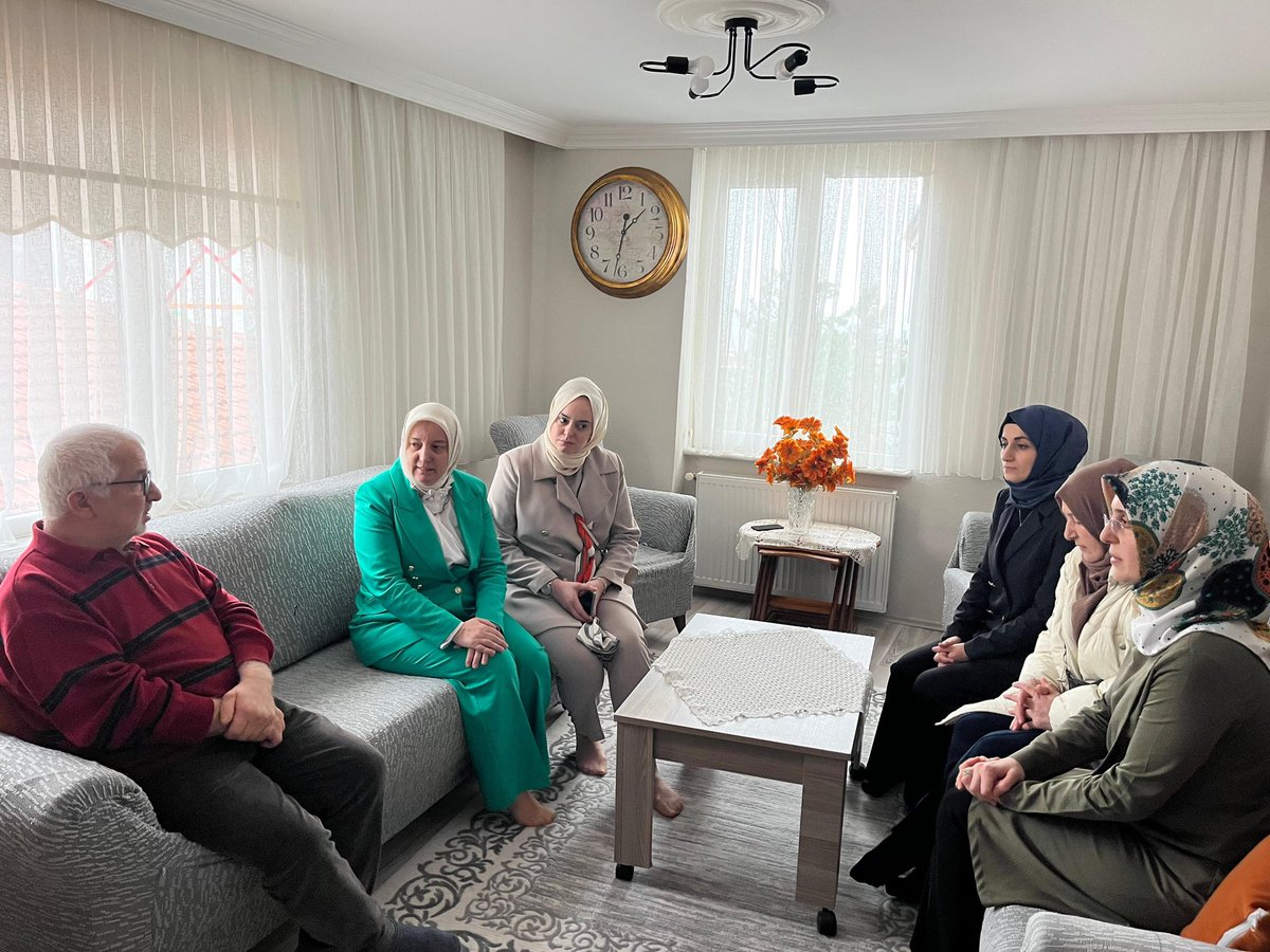 akkadinbursa's tweet photo. Sosyal Politikalar Birim Başkanlığımız tarafından düzenlenen"Gönül Köprüsü"projesi kapsamında,Genel Merkez Kadın Kolları Teşkilat Başkanımız Emine Yavuz Gözgeç,Başkanımız İmren Çavuşoğlu, Yıldırım İlçe Kadın Kolları Başkanımız Fatma Zehra Yekeler Gülizar teyzemizi ziyaret ettiler https://t.co/YFl3LcompN
