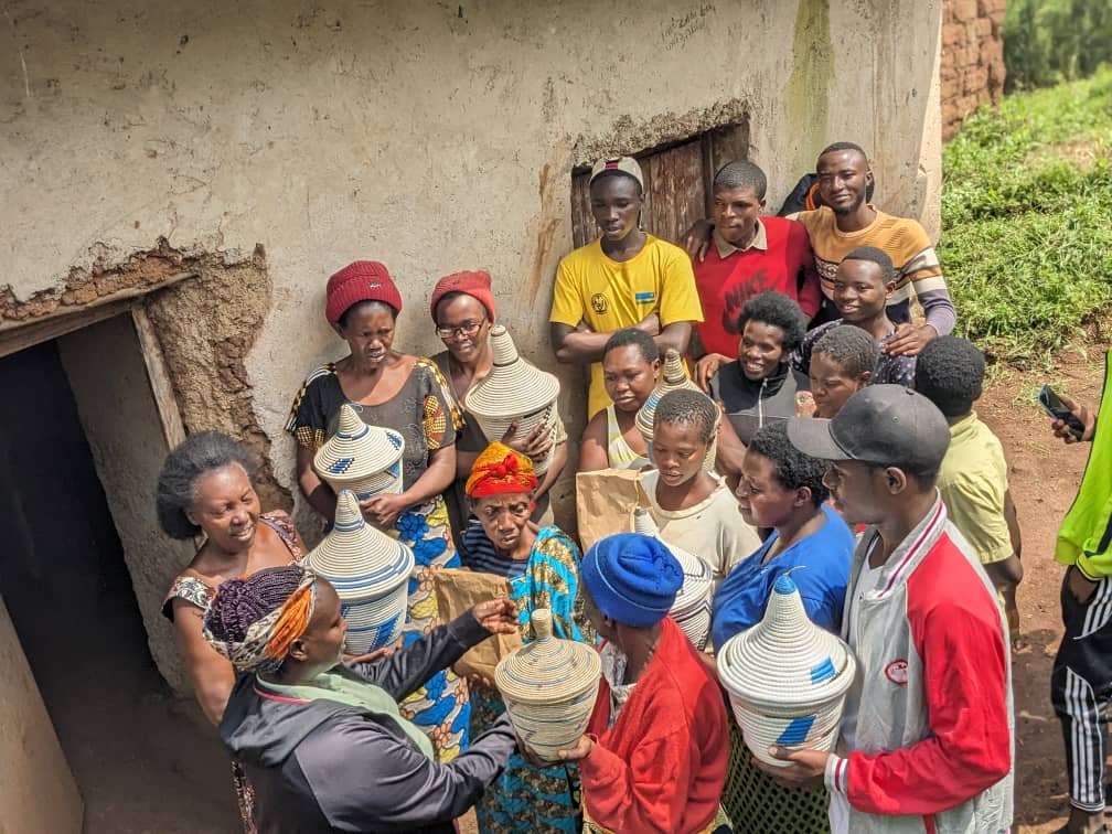 HealthForCommu1's tweet image. In this Heroes period, Today was amazing day where @URHuyeSWA , @HealthForCommu1 , Urunana Village , Tumba NYC, UR Social Work Lecturers did community work and supporting young babies who live alone at home from Village Urunana
We are kindly appreciate everyone&apos;s contribution