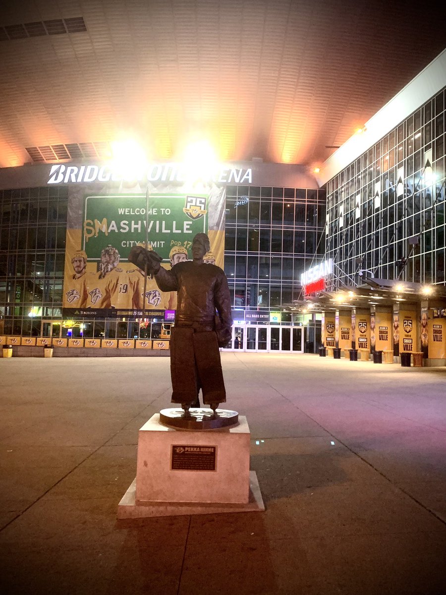 2kerroksesta's tweet image. Amerikan päiväkirjasta XIII

Iltakävelyllä Nashvillen kaduilla. Rymanissa ovat esiintyneet ”kaikki”, ja itseäänkunnioittvat ovat äänittäneet konserttinsa. 

Rinten Pekan patsas pääväylän varrella. Ajatelkaa, memphisläiset joutuvat tyytymään Elvikseen.

#Nashville #RymanAuditorium