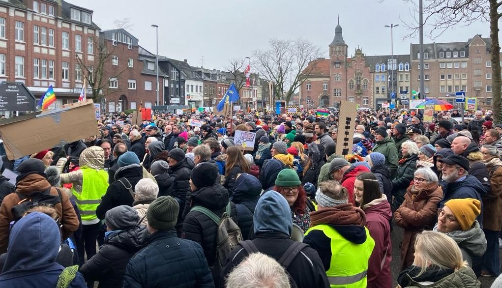 dergocher's tweet photo. Für Demokratie zu kämpfen ist einfacher, wenn man sie noch hat.

#wirsindmehr 
#DeutschlandStehtAuf 
#noafd 
#LAUTgegenRechts https://t.co/IAXAEmoBpU