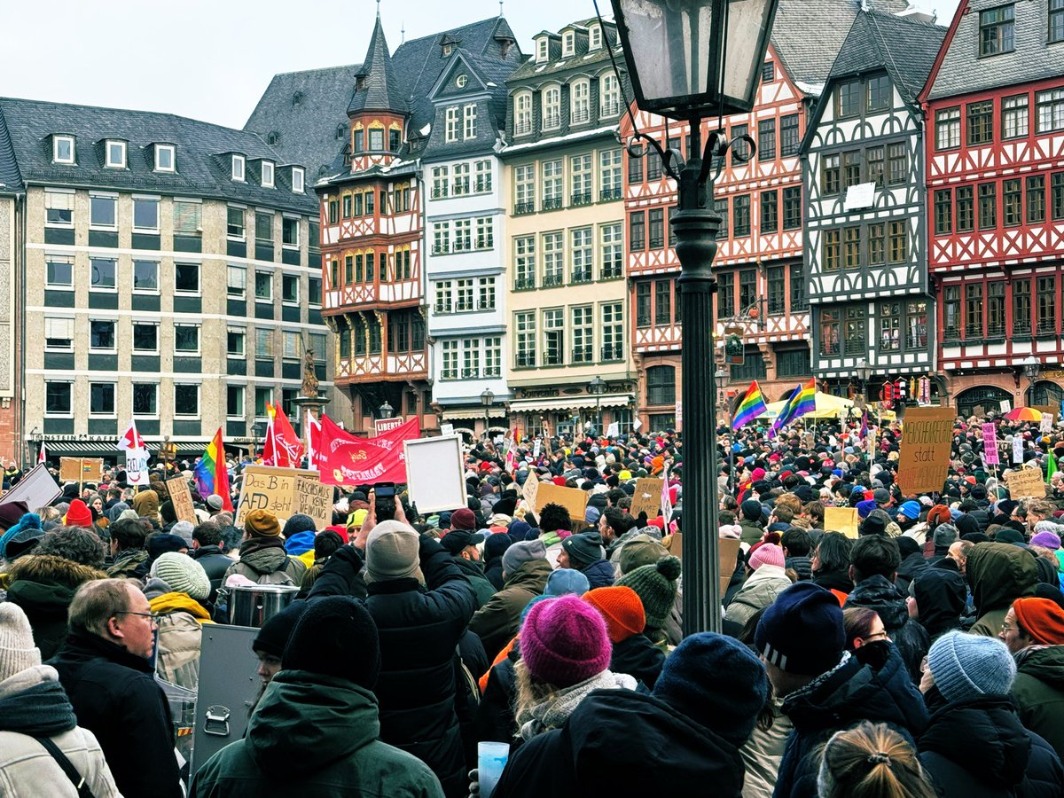 LexingThor's tweet image. If I go to a demo, but then end up in a café and the demo takes place in front of the shop window, was I still at the demo? #gegenRechts #fckafd #frankfurt