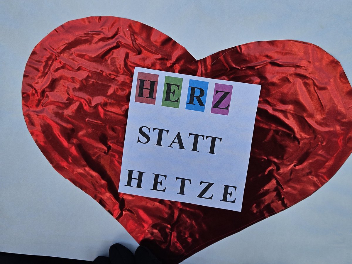RaHaake's tweet photo. #KS2001
#Kassel sehr stabil mit 15.000 Menschen bei #KasselStehtZusammen.
Danke dafür. Kommt gut nach Hause.
Stark 💪. https://t.co/jdWJSJcOcG