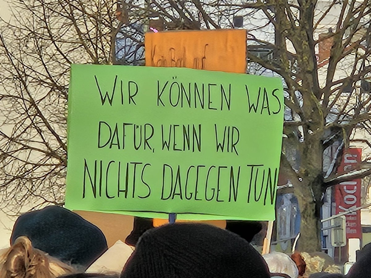 RaHaake's tweet photo. #KS2001
#Kassel sehr stabil mit 15.000 Menschen bei #KasselStehtZusammen.
Danke dafür. Kommt gut nach Hause.
Stark 💪. https://t.co/jdWJSJcOcG