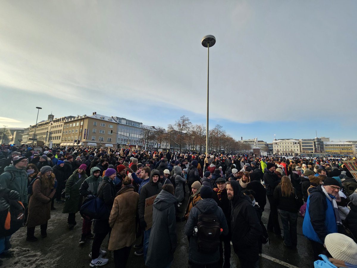 RaHaake's tweet photo. #KS2001
#Kassel sehr stabil mit 15.000 Menschen bei #KasselStehtZusammen.
Danke dafür. Kommt gut nach Hause.
Stark 💪. https://t.co/jdWJSJcOcG