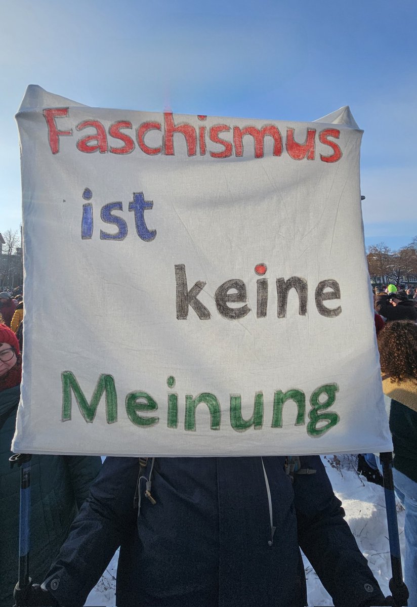 RaHaake's tweet photo. #KS2001
#Kassel sehr stabil mit 15.000 Menschen bei #KasselStehtZusammen.
Danke dafür. Kommt gut nach Hause.
Stark 💪. https://t.co/jdWJSJcOcG