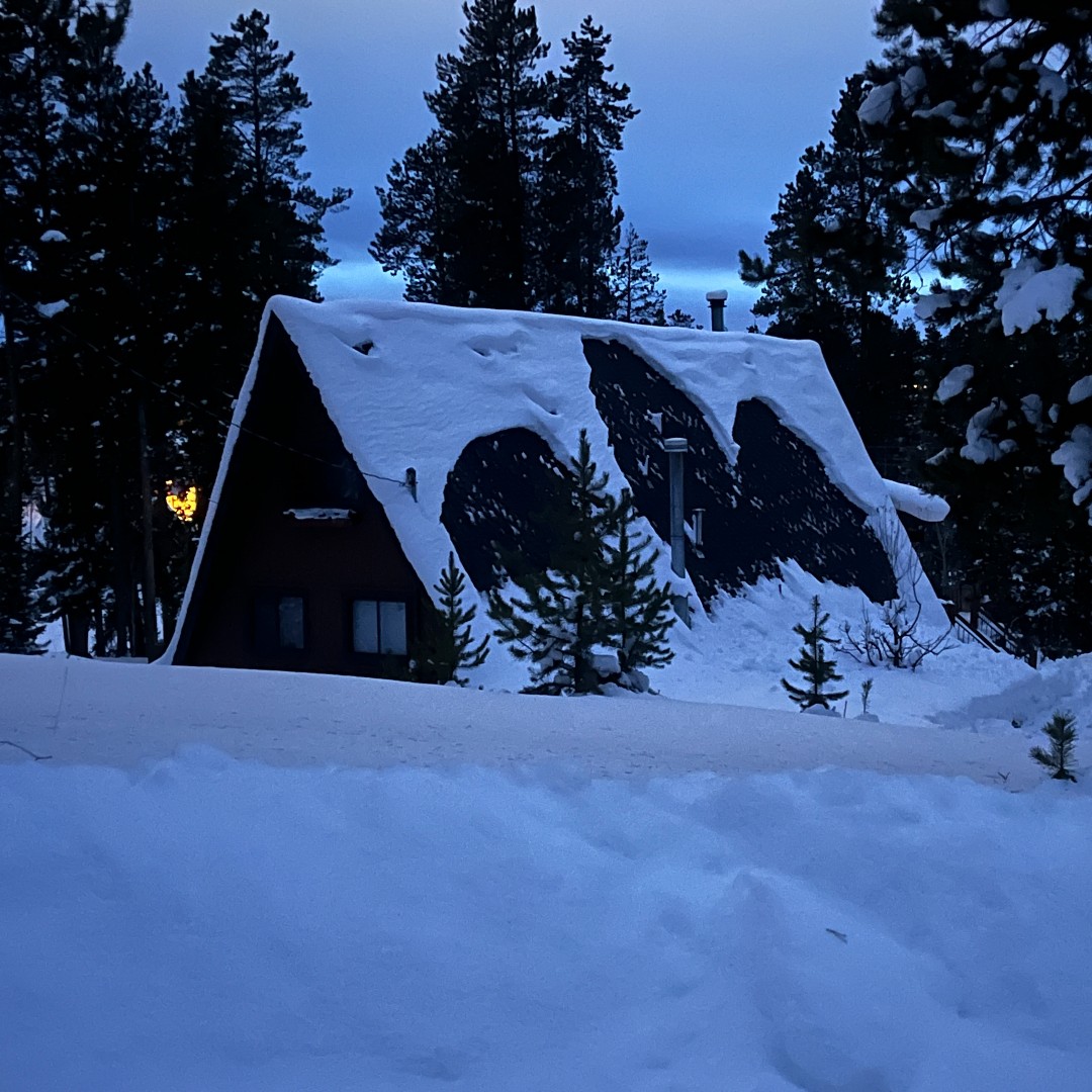 COAvalancheInfo's tweet photo. People die every year in roof avalanches in mountain communities. Avoid being under any roof holding snow for an extended period. Check often on anyone exposed to roof avalanches, including adults shoveling and children playing outside. #AvySafety #FriendsofCAIC #COAvalancheInfo https://t.co/bFewkWGk58