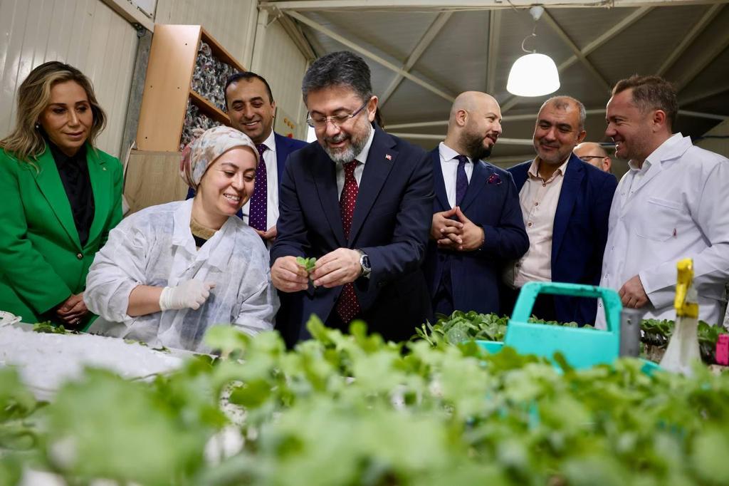 Dün Bakanımız <a href="/ibrahimyumakli/">İbrahim Yumaklı</a> ile yerli/milli tohum firmalarimizdan <a href="/yukseltohum/">Yüksel Tohum</a> daydık. Tohumculugumuzun geldiği noktada göğsümüzü kabarttı. Allah sayılarını artırsın. Fide üretim tesisinde tarimsal üretimin tohumdan sofraya kadar ne denli zahmetli oluşuna yeniden şahit olduk