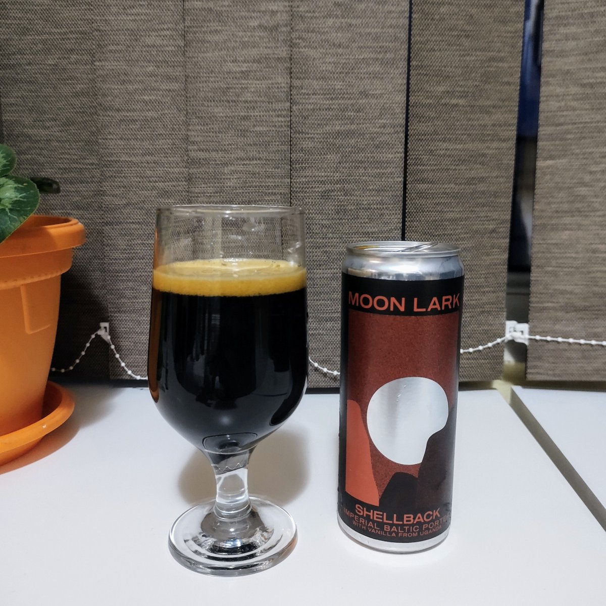 birenoshkembe's tweet image. Днес отбелязвам #balticporterday и се надявам да не е против правилата да пия #imperialbalticporter който дори не е на Pohjala 😱 Но от днес за утре се работи с каквото има налично, а аз намерих #shellback на #moonlark и сега му се кефя. #beer #balticporterday2023 #cheers