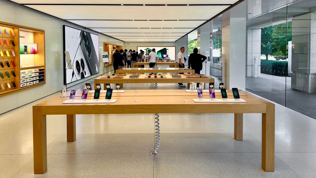 The Infinite Loop Apple Store in 2022.