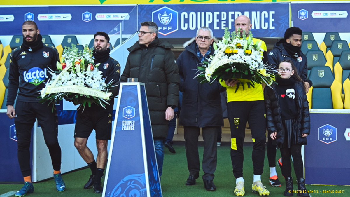 FCNantes's tweet photo. Nicolas Pallois, sa fille, Olivier Frapolli ainsi que Jordan Adeoti et Jimmy Roye ont déposé des gerbes de fleurs au niveau du rond central afin de rendre hommage à notre ancien attaquant argentin, Emiliano Sala, disparu il y a 5 ans. 🇦🇷🕊 https://t.co/nchpnNwDko