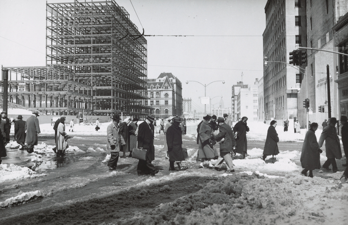 These photographs from #NYPLDigitalCollections dating as far back as 1895 show some of the delights and challenges that snow brings to the big city! 

→ After the Storm: New York City in Photos on.nypl.org/3tZmWaE