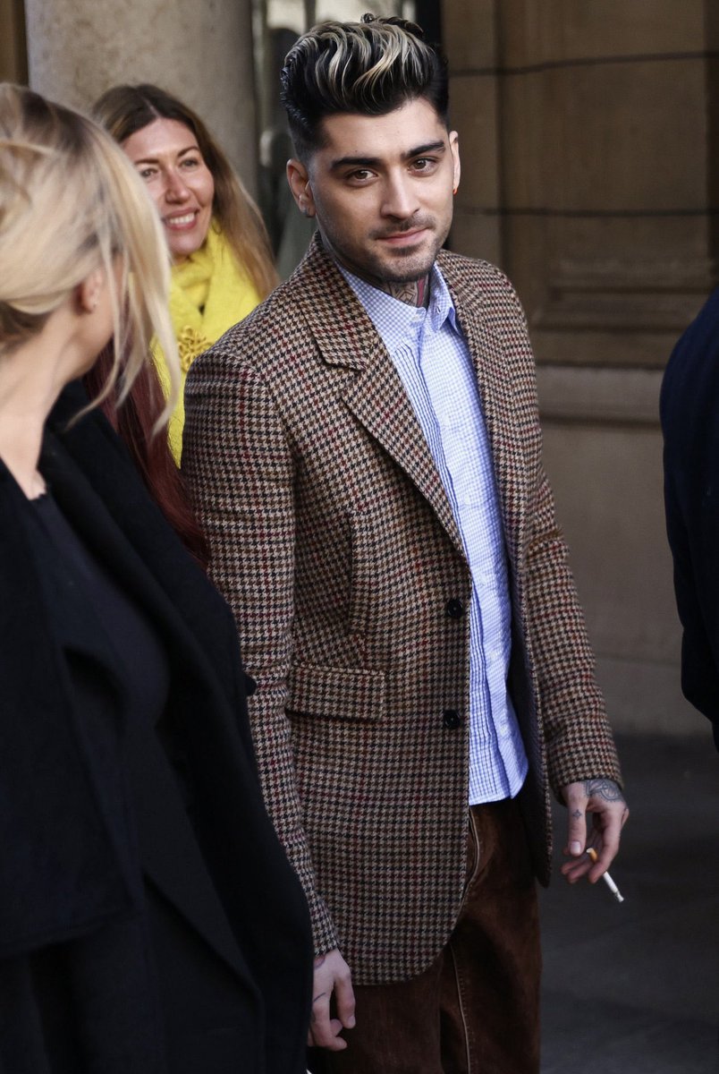 postzaynpic's tweet photo. Zayn at the @LoeweOfficial show in Paris. #PFW #PFW2024 https://t.co/xg1xORcWaT