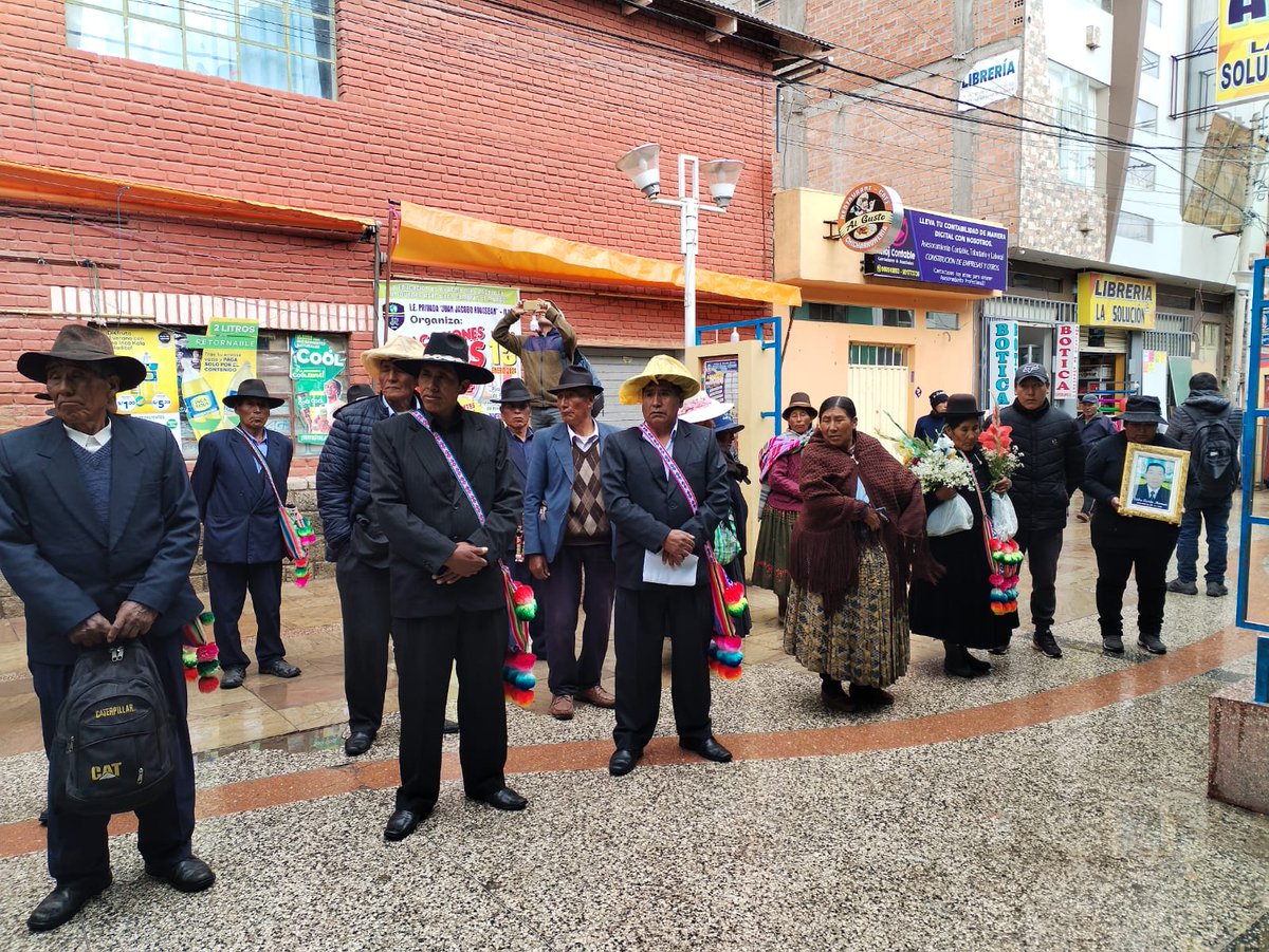 Mataperrea's tweet photo. #ElCollao | La Asociación de mártires de la masacre de Juliaca y familiares se movilizan por las calles de Ilave a un año del asesinato (20 de enero) de Isidro Arcata Mamani debido a una bala de la represión policial del régimen de Dina Boluarte. https://t.co/UkrviZgMP8