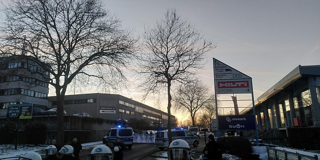 afa170's tweet photo. Etwas abseits der Demoroute stehen dorstfeldet Nazis mit einem Transparent. Hinter der Polizei natürlich #NoNazisDo https://t.co/9rE0OPZTUO