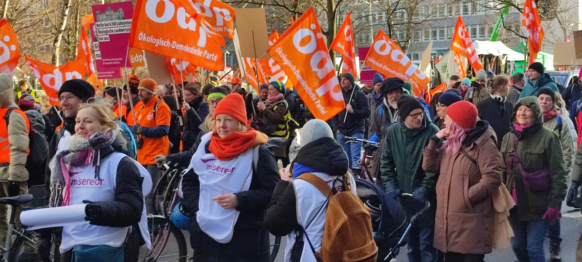 oedp_de's tweet photo. Jedes Jahr demonstriert das Bündnis #wirhabenessatt zur Grünen Woche in Berlin für eine ökologische Landwirtschaft. Und auch wenn andere Bauernproteste die Agrarmesse prägen, rund 100 #ÖDP Mitglieder haben sich auf der Straße für eine #Agrarwende und mehr Ökologie stark gemacht. https://t.co/Ofddhwn9pj