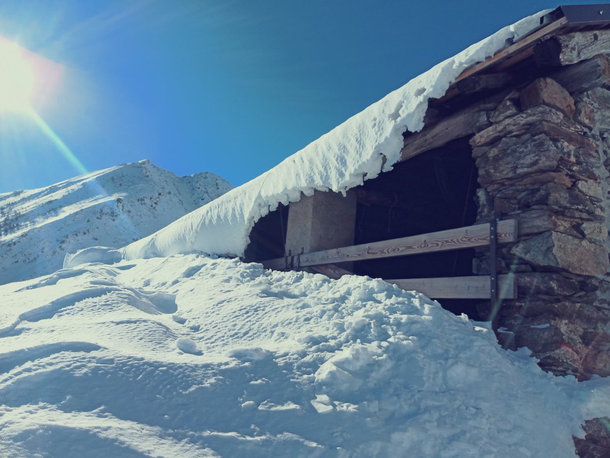 lubon72's tweet photo. Quattro passi in compagnia alla malga Campello di Nazio, sui monti di Malonno nelle Orobie bresciane: in quota tanta neve in una zona panoramica ma escursionisticamente poco frequentata. https://t.co/eThnUFduEN