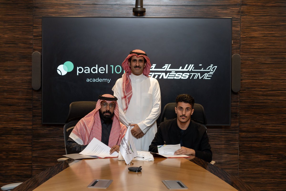 Padel101's tweet photo. سعيدين جداً بتجديد عقد اللاعب فيصل الربدي 🖊️📄
 ونحن فخورين برعاية نادي وقت اللياقة للاعب مما يعكس ثقتنا في مستقبله ، ونعد بتقديم كل الدعم والرعاية له في مسيرته الرياضية .

@FitnessTimeSA 
@F3srAbdulaziz 

#padel_101 https://t.co/QmWEci3n2E