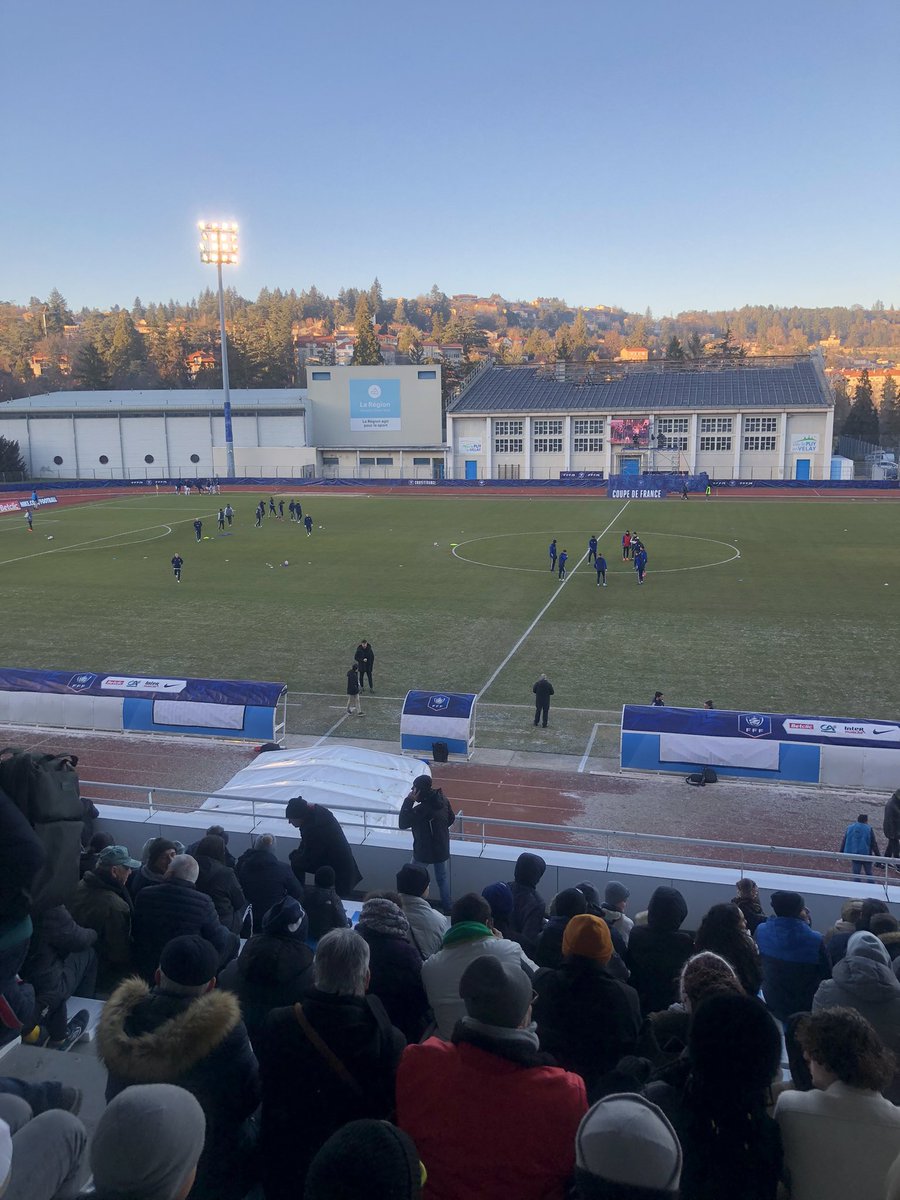 KevinCarmina's tweet photo. Terrain au tiers gelé pour le 16e de finale Le Puy - Dunkerque… La Coupe de France comme on l’aime #CoupeDeFrance https://t.co/PaRuazXyoU