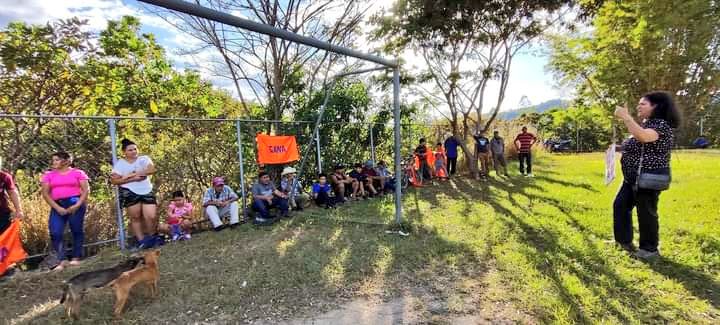 GANAOFICIAL's tweet photo. 🔶#Morazán
Auxiliadora Flores (@AuxiDiputada), candidata a Diputada #Casilla1, visitó el cantón El Capulín, distrito de #Joateca. "Morazán es un paraíso y necesitamos una ley de turismo rural, con tu voto a mi rostro protegeremos este paraíso", expresó.
#SomosGANA https://t.co/soIB3EHxlh