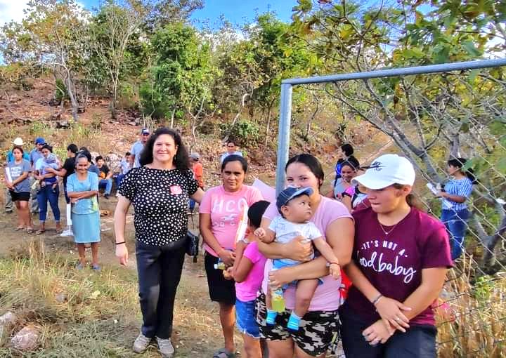 GANAOFICIAL's tweet photo. 🔶#Morazán
Auxiliadora Flores (@AuxiDiputada), candidata a Diputada #Casilla1, visitó el cantón El Capulín, distrito de #Joateca. "Morazán es un paraíso y necesitamos una ley de turismo rural, con tu voto a mi rostro protegeremos este paraíso", expresó.
#SomosGANA https://t.co/soIB3EHxlh