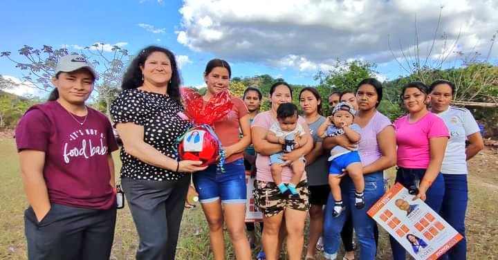 GANAOFICIAL's tweet photo. 🔶#Morazán
Auxiliadora Flores (@AuxiDiputada), candidata a Diputada #Casilla1, visitó el cantón El Capulín, distrito de #Joateca. "Morazán es un paraíso y necesitamos una ley de turismo rural, con tu voto a mi rostro protegeremos este paraíso", expresó.
#SomosGANA https://t.co/soIB3EHxlh