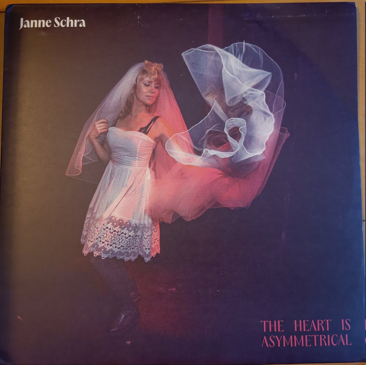 <a href="/JANNE_SCHRA/">janne schra</a> op de draaitafel (eindelijk ... voorversterker aangeschaft en aangesloten)

Genieten!