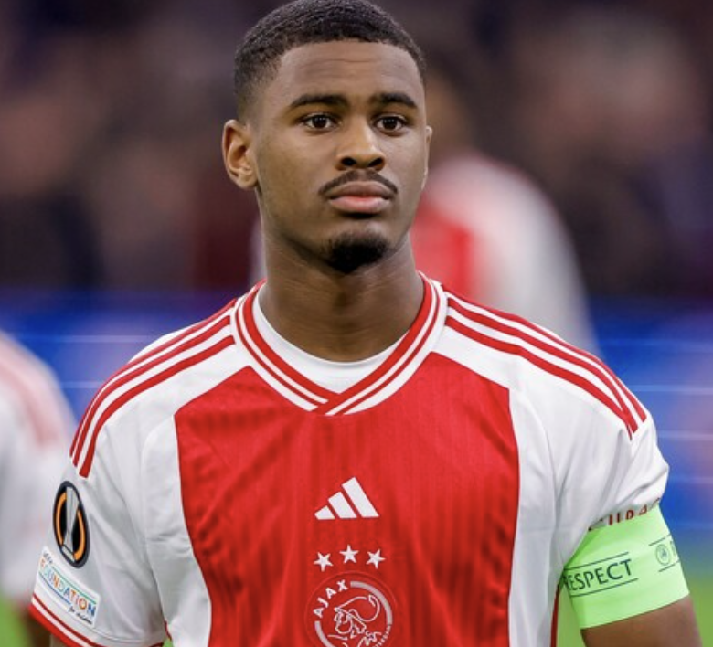 🚨 Arsenal target 17-year-old defender Jorrel Hato is on the verge of agreeing a new contract with Ajax. (Source: De Telegraaf)