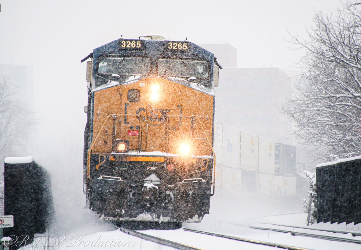 RFPProductions's tweet photo. When life gives you snow for the first time in what feels like forever, go watch some trains!

Side-note: I could barely feel my feet at one point. https://t.co/G8ZC0pD1c8