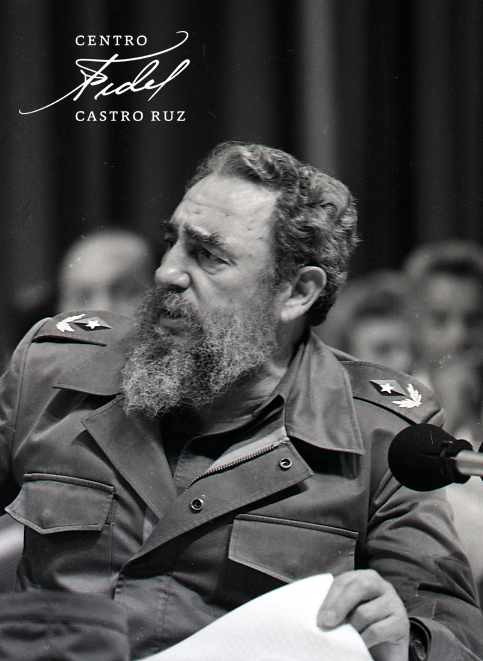 centrofidel's tweet photo. #Fidel:"Hay que confiar en que la humanidad ha llegado a la etapa en que el hombre piensa. Hay que pensar en que se ha llegado a la etapa en que están siendo destruidos también los grandes monopolios de las opiniones públicas". #FidelVive https://t.co/7YBio9Muxz