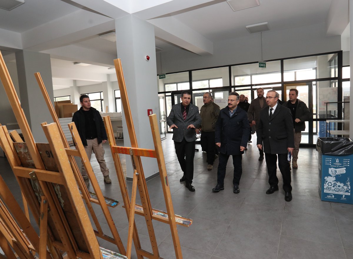 eskvaliligi's tweet photo. Valimiz Sayın Hüseyin Aksoy, TOBB Bilim Sanat Merkezi ve Meslek Liseleri AR-GE Merkezini ziyaret etti.
Sınıfları ve atölyeleri gezen Sayın Valimiz, çalışmalarla ilgili yetkililerden bilgi aldı. https://t.co/Y9HbwaC2Ns